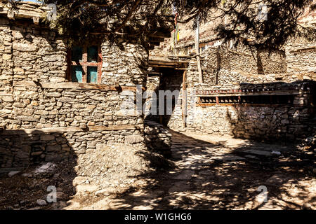 Gasse in Manang - Bergdorf in Nepal. Himalaya, Annapurna Conservation Area Stockfoto