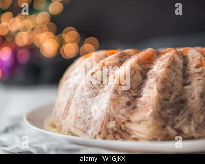 Hausgemachte köstliche Gelee Fleisch auf festliche Weihnachten Tabelle. Nahaufnahme der perfekte Sülze Fleisch, Aspik, galantine mit Karotte. Kopieren Sie Platz für Text. Stockfoto