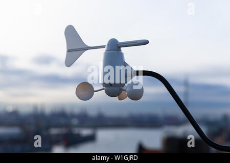 Halbkugelförmige Cup Anemometer mit Flügel auf dem Dach eines Ports Gebäude in Hamburg montiert, Deutschland Stockfoto