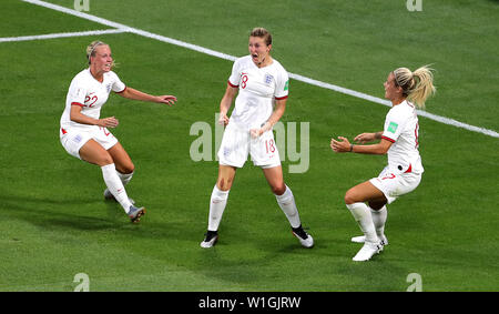 England's Ellen White (Mitte) feiert zählenden erstes Ziel ihrer Seite des Spiels mit Teamkollegen während der FIFA Frauen-WM Finale im Stade de Lyon. Stockfoto