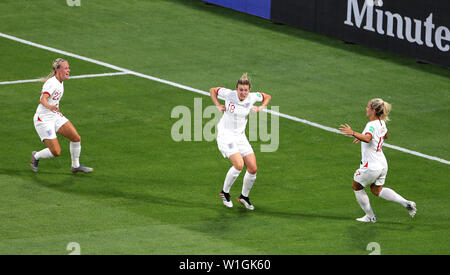 England's Ellen White (Mitte) feiert zählenden erstes Ziel ihrer Seite des Spiels mit Teamkollegen während der FIFA Frauen-WM Finale im Stade de Lyon. Stockfoto