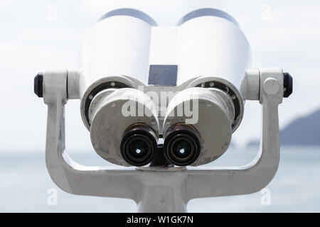 Binocular Telescope auf einer rotierenden Base auf einem im touristischen Blickwinkel, Ansicht von vorne montiert Stockfoto