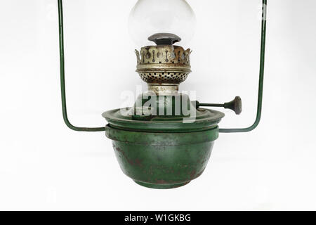 Sehr alten rustikalen grünen Teil von Metall öl Lampe auf weißem Hintergrund Stockfoto