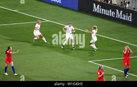 England's Ellen White (Mitte) feiert zählenden erstes Ziel ihrer Seite des Spiels mit Teamkollegen während der FIFA Frauen-WM Finale im Stade de Lyon. Stockfoto