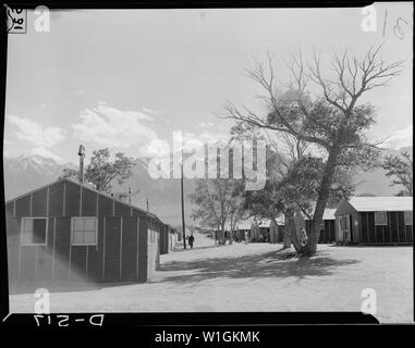 Manzanar Relocation Center, Manzanar, Kalifornien. Ansicht der Viertel in Manzanar, einem Krieg Umzug Au. . .; Umfang und Inhalt: Der vollständige Titel für dieses Foto lautet: manzanar Relocation Center, Manzanar, Kalifornien. Ansicht der Viertel in Manzanar, einem Krieg Relocation Authority center, wo der Evakuierten in der japanischen Vorfahren die Dauer verbringen werden. Mount Whitney, höchster Gipfel in den Vereinigten Staaten, im Hintergrund. Stockfoto