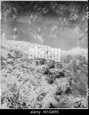 Marines schlug drei Füße von rauhem Wasser wie Sie Ihre LST verlassen den Strand am Cape Gloucester, Großbritannien., 12/26/1943 zu nehmen Stockfoto