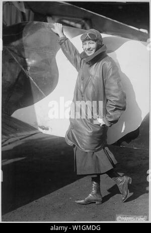 Marjorie Stinson, nur Frau, der die Lizenz für ein Pilot hat durch Army & Navy Ausschuss der Luftfahrt bewilligt worden. Harris & Ewing., 1917 - 1919; Allgemeine Hinweise: Verwenden Sie Krieg und Konflikt Nummer 597 bei der Bestellung eine Reproduktion oder Anforderung von Informationen zu diesem Bild. Stockfoto