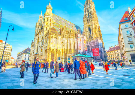 Wien, Österreich - 18. Februar 2019: Der belebten Platz vor der St. Stephans Dom mit Massen von Touristen und die Vielfalt der street artists, Februar Stockfoto