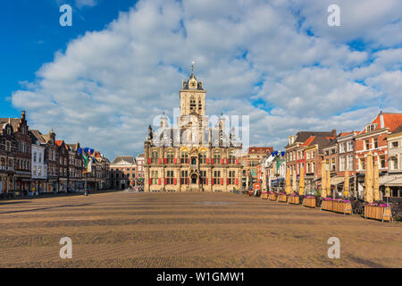 Rathaus und Marktplatz in Delft, Niederlande. Delft ist eine alte holländische Stadt, die für seine Keramik, Kanäle und Malers Johannes Vermeer bekannt ist. Stockfoto