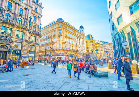 Wien, Österreich - 18. FEBRUAR 2019: Die kleinen Lager in Eisen Platz immer Aufgrund der Lage zwischen Stephansplatz und Graben, überfüllt ist auf Stockfoto