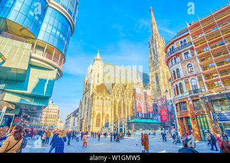 Wien, Österreich - 18 Februar, 2019: Der Weg zum Stephansdom unter den modernen und historischen Gebäuden mit Massen von Touristen und Einheimischen, auf Fe Stockfoto