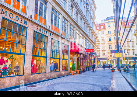 Wien, Österreich - 18. FEBRUAR 2019: Die schmalen Fußgängerzone in der Altstadt mit großen Fenstern von Einkaufszentren, am 18. Februar in Wien. Stockfoto