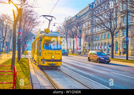 Wien, Österreich - 18. FEBRUAR 2019: Die gelbe retro style Vergnügen Straßenbahnfahrten rund um das alte Wien entlang der Ringstraße, am 18. Februar in Wien. Stockfoto