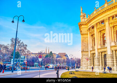 Wien, Österreich - 18. FEBRUAR 2019: Das Burgtheater Wien mit reichen Verzierungen Gesichter der geschäftigen Universitatsring und Rathauspark, am 18. Februar i Stockfoto