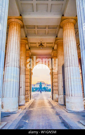 Der Spaziergang durch die riesigen gewölbten äußeren Burgtor (ausseres Burgtor) mit Marmorfußboden inneren Spalten auf Richtung Maria Theresien Platz, Wien, Österreich Stockfoto