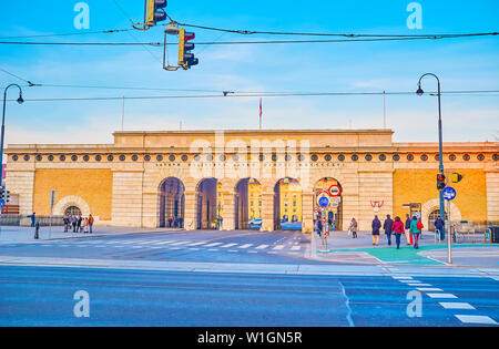 Wien, Österreich - 18. FEBRUAR 2019: Die schöne gewölbte Fassade der Vorburg Gates (ausseres Burgtor) von der Ringstraße, am 18. Februar in Wien Stockfoto