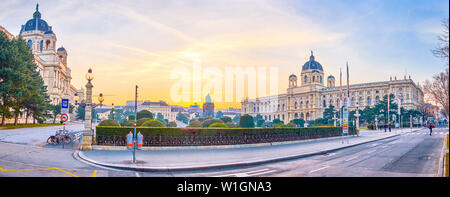 Wien, Österreich - 18. FEBRUAR 2019: Die kleinen Ziergarten zwischen riesigen Palästen auf Maria Theresien Platz, am 18. Februar in Wien Stockfoto