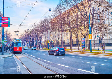 Wien, Österreich - 18. FEBRUAR 2019: Die Straßenbahn hält an der Haltestelle der Ringstraße neben Hofburg, am 18. Februar in Wien Stockfoto