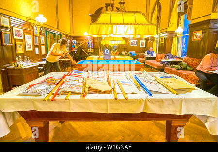 Wien, Österreich - 18 Februar, 2019: klassische Interieur des Wiener Café Sperl mit Billard Halle und großem Tisch mit Zeitungen auf die Stöcke, Feb. Stockfoto