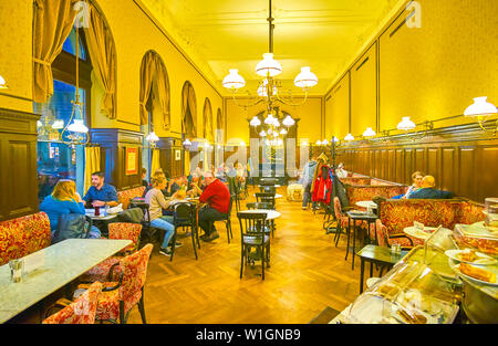 Wien, Österreich - 18. Februar 2019: Der große Saal des historischen Cafe Sperl mit bescheidenen Interieur und antiken Möbeln eingerichtet, am 18. Februar in Wien. Stockfoto