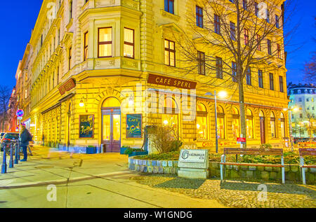 Wien, Österreich - 18. FEBRUAR 2019: Die Fassade der Cafe Sperl mit retro Tafeln und Eingang an der Ecke der alten Villa, am 18. Februar in V Stockfoto