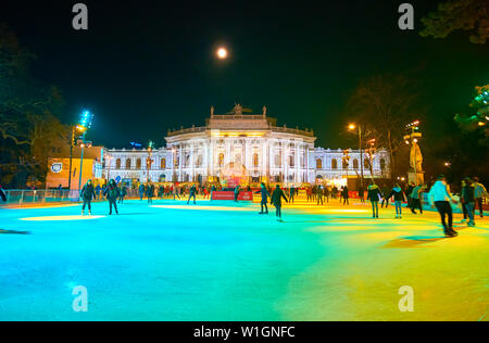 Wien, Österreich - 18. FEBRUAR 2019: Die große Eisbahn auf dem Rathausplatz mit Blick auf das Burgtheater auf Hintergrund, am 18. Februar in Wien. Stockfoto