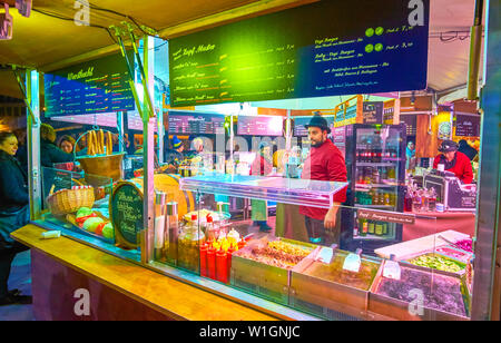 Wien, Österreich - 18. Februar 2019: Der Händler wartet auf das Essen des Winters fain am Rathausplatz, am 18. Februar in Wien Stockfoto