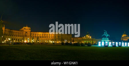 Wien, Österreich - 18. FEBRUAR 2019: Die Nacht Panoramablick auf die Hofburg mit großen Heldenplatz (Helden Platz) mit beleuchtetem Statue von Arc Stockfoto