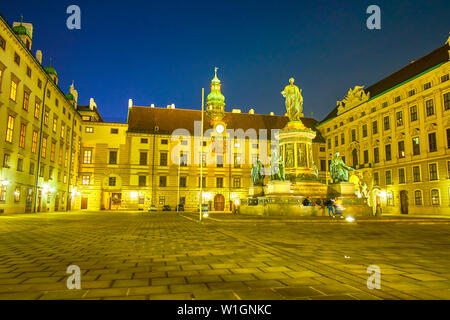 Wien, Österreich - 18. Februar 2019: Der Innenhof der Hofburg mit beleuchteten Skulptur von Kaiser Franz l in der Mitte, am 18. Februar in Vie Stockfoto
