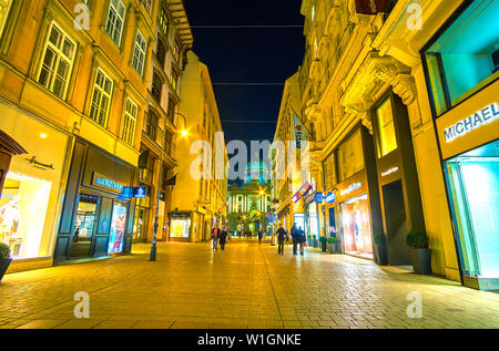Wien, Österreich - 18. FEBRUAR 2019: Schönen Abend Spaziergang entlang der prächtigen Bauten, der Kohlmarkt, Stretching, St Michael Platz (Michaelerplat Stockfoto