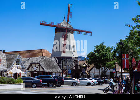 Eine typische Windmühle in der dänischen Stadt Solvang, Santa Barbara, Kalifornien, USA Stockfoto