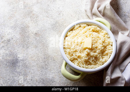 Couscous mit Butter im Topf Stockfoto