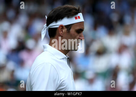 London, Großbritannien. 2. Juli 2019, den All England Lawn Tennis und Croquet Club, Wimbledon, England, Wimbledon Tennis Turnier, Tag 2; Roger Federer (SUI) während seinem Match gegen Lloyd George Harris (RSA) Credit: Aktion Plus Sport Bilder/Alamy leben Nachrichten Stockfoto