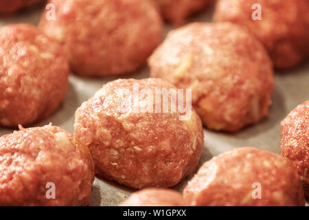 Rohe Klöße auf Fach frischem Hackfleisch in Form von Kugeln, mit Pfeffer, Salz. Close Up und Soft Focus Stockfoto