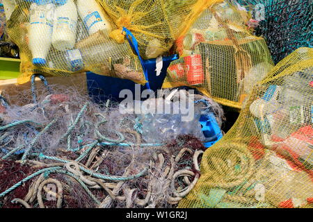 Kunststoff verworfen im Meer, eine Gefahr für die Meeresfauna. Die Erde ist der Menschheit Mülleimer Stockfoto