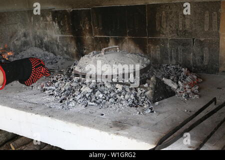 Grillen Gerichte mit Eintöpfe, Kartoffeln und Gemüse. Stockfoto