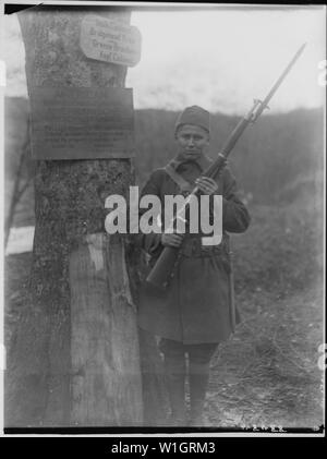 Bergmann, Cpl. George, ein Winnebago von Tomah, Wisconsin; stehend, mit Gewehr, auf Wache, Niederähren, Deutschland, 01.02.1919; Top anmelden: Grenzen Koblenz/Brückenkopf/Grenze Brücken/Kopf Koblenz Unteren anmelden: Amerikanische/Brückenkopf Grenze/Amerikanische Brückenkopfgrenze/Passage über diesen Punkt hinaus verboten, außer durch die richtige Behörde/??? Verboten Stockfoto