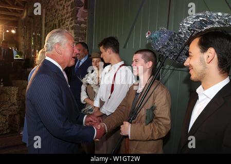 Der Prinz von Wales, Mäzen, der Royal Welsh College für Musik und Drama, und die Herzogin von Cornwall, treffen Künstler, wie Sie host einen Abend mit Musik und Drama an der Walisischen home Llwynywermod in Llandovery, Carmarthenshire. Stockfoto