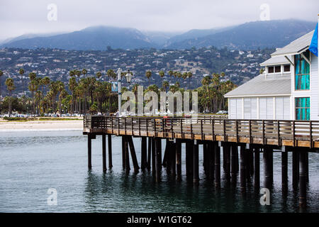 Blick auf das Harbour Restaurant in Stearns Wharf Santa Barbara, Kalifornien, USA Stockfoto