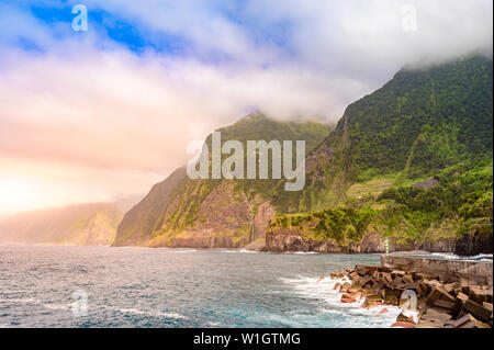 Schönen wilden Küste Landschaft Ansicht mit Bridal Veil Falls (Veu da Noiva) Ponta do Poiso auf Madeira. In der Nähe von Porto Moniz, Ansicht von Seixal, Portu Stockfoto
