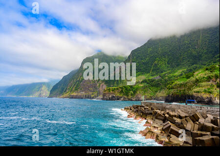 Schönen wilden Küste Landschaft Ansicht mit Bridal Veil Falls (Veu da Noiva) Ponta do Poiso auf Madeira. In der Nähe von Porto Moniz, Ansicht von Seixal, Portu Stockfoto