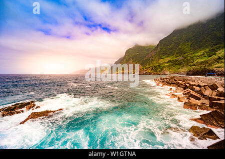 Schönen wilden Küste Landschaft Ansicht mit Bridal Veil Falls (Veu da Noiva) Ponta do Poiso auf Madeira. In der Nähe von Porto Moniz, Ansicht von Seixal, Portu Stockfoto