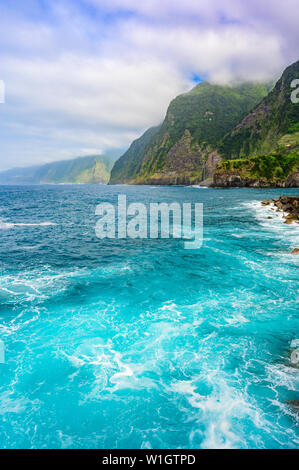 Schönen wilden Küste Landschaft Ansicht mit Bridal Veil Falls (Veu da Noiva) Ponta do Poiso auf Madeira. In der Nähe von Porto Moniz, Ansicht von Seixal, Portu Stockfoto