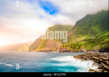 Schönen wilden Küste Landschaft Ansicht mit Bridal Veil Falls (Veu da Noiva) Ponta do Poiso auf Madeira. In der Nähe von Porto Moniz, Ansicht von Seixal, Portu Stockfoto