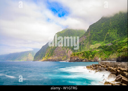 Schönen wilden Küste Landschaft Ansicht mit Bridal Veil Falls (Veu da Noiva) Ponta do Poiso auf Madeira. In der Nähe von Porto Moniz, Ansicht von Seixal, Portu Stockfoto
