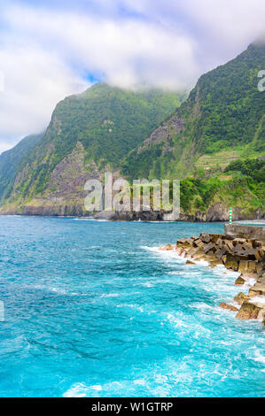 Schönen wilden Küste Landschaft Ansicht mit Bridal Veil Falls (Veu da Noiva) Ponta do Poiso auf Madeira. In der Nähe von Porto Moniz, Ansicht von Seixal, Portu Stockfoto