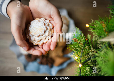 Weihnachten Kekse in der Form von Herzen in der Palmen. Frohes Neues Jahr Konzept. Stockfoto