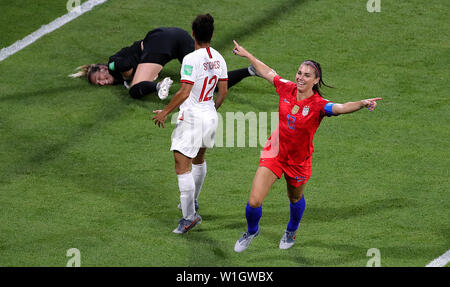 Die USA Alex Morgan (rechts) feiert das zweite Ziel ihrer Seite des Spiels zählen während der FIFA Frauen-WM Finale im Stade de Lyon. Stockfoto