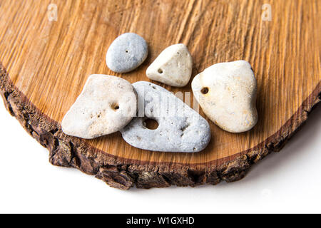 Heilige hag Steine - Natursteine mit einem natürlichen Loch durch, geglaubt, heilig zu werden. Auch als Hexe, Addierer, Schlange Eier, Hex, Märchen, Heilige, Holeys bekannt Stockfoto