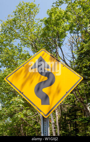 Verdrehen Schild auf einem amerikanischen Straße. Stockfoto